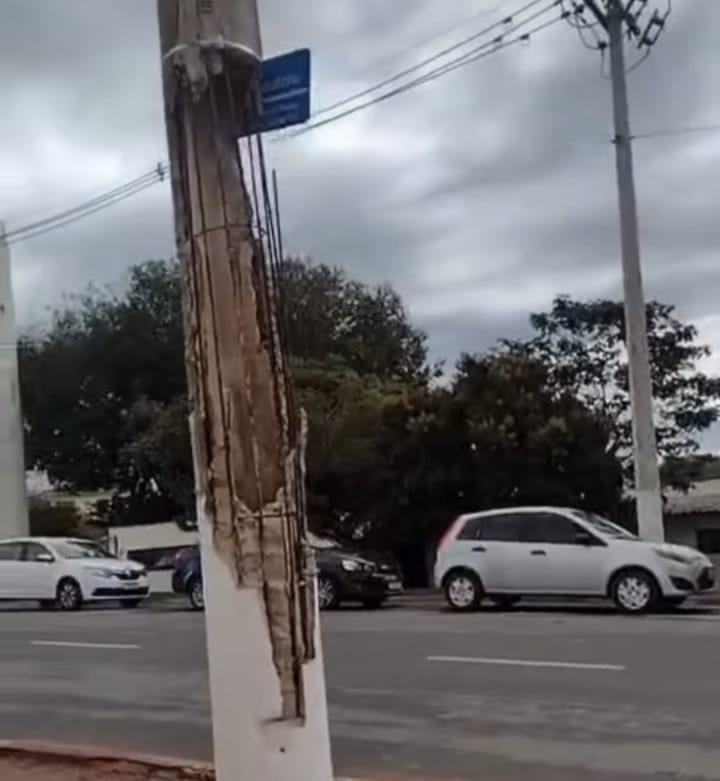 Após colisão, poste corre risco de queda na avenida Brasil, próximo ao Hospital